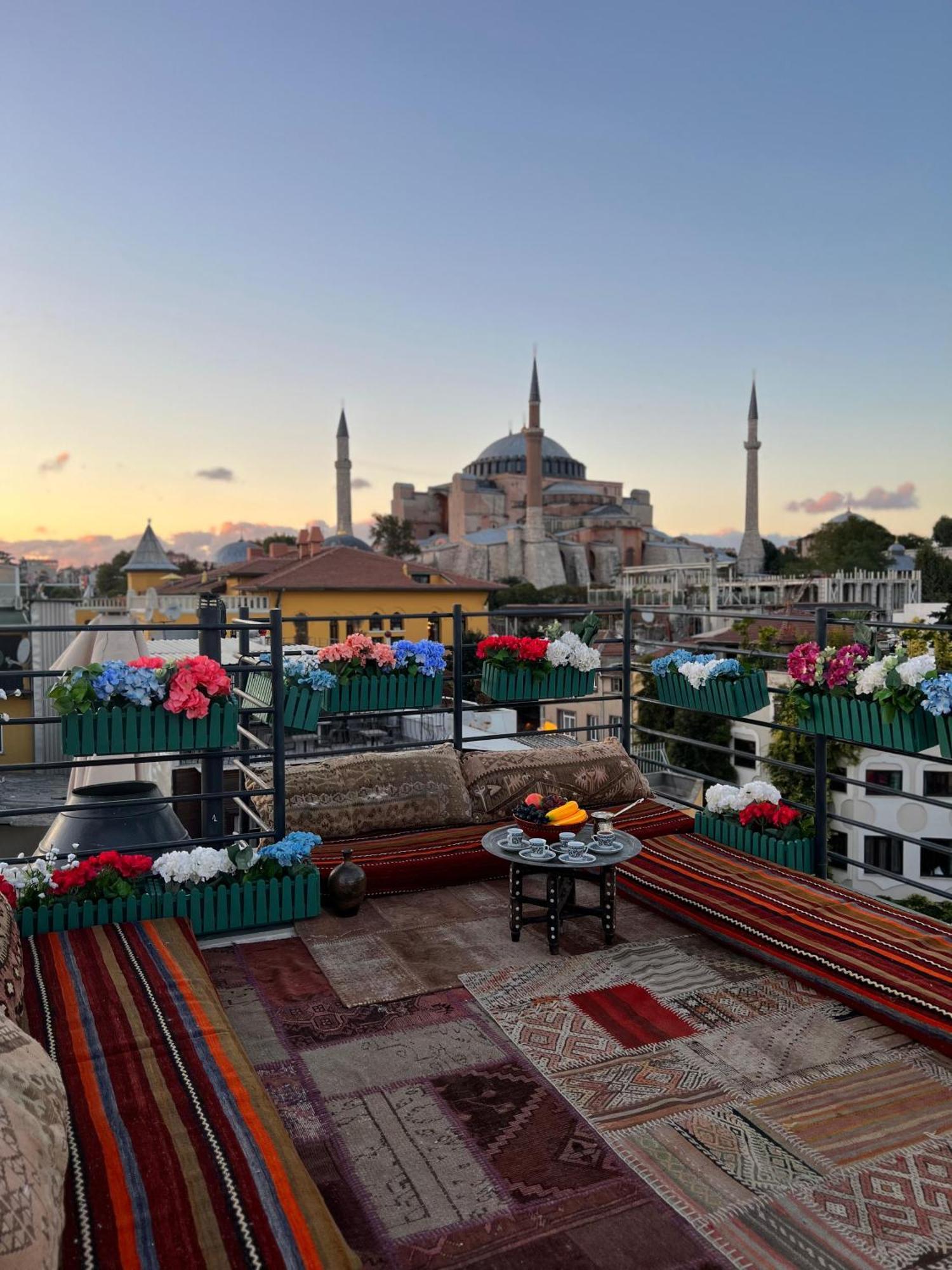 Henna Hotel Istanbul Bagian luar foto